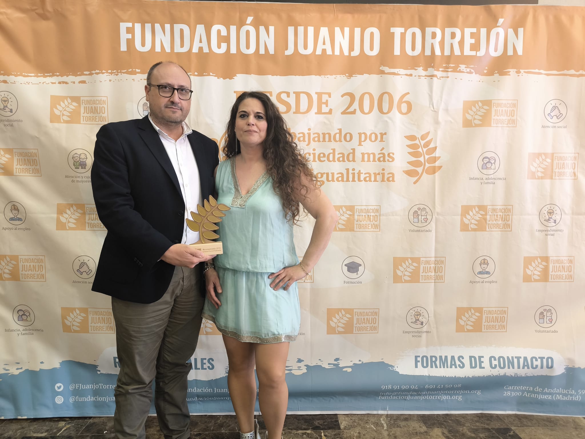 Entrega reconocimiento a Don Quijote secretario GDR y gerente